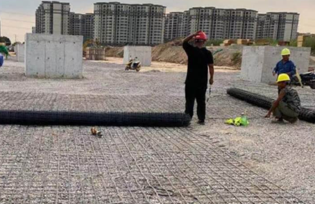 阜南土工格栅铺设前地基要怎么处理？